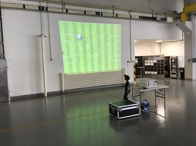 Fotbal pro dva projekční simulátor na zeď