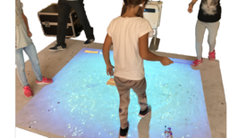 Šílení žraloci  projekční simulátor na zem